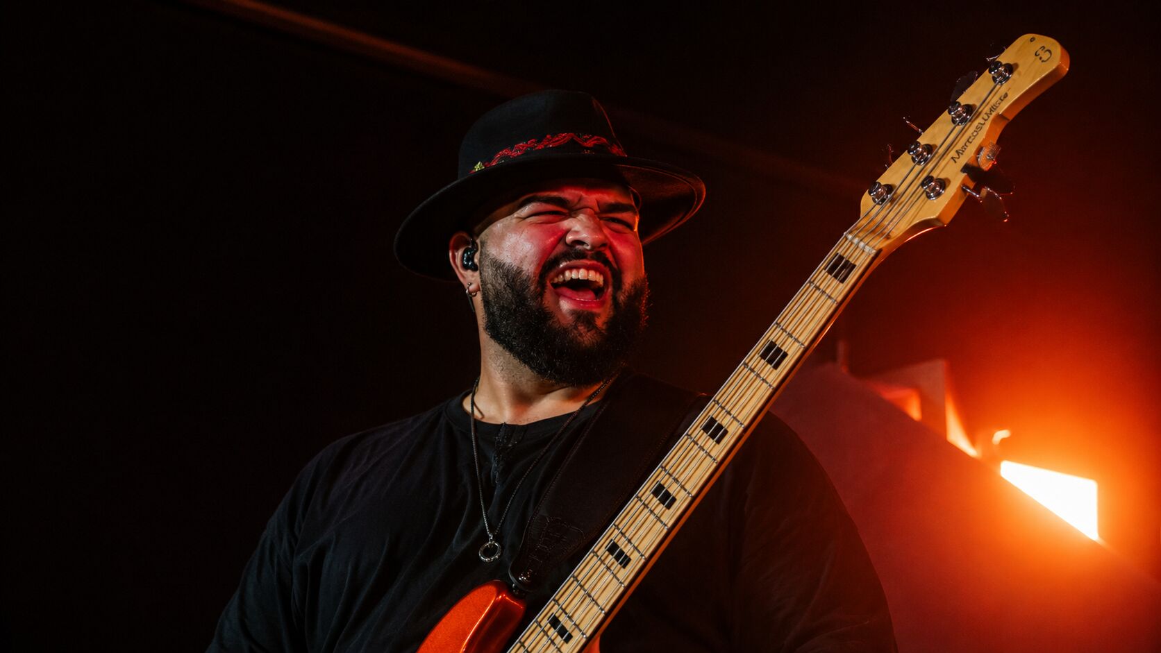 Fininho tocando contrabaixo ao vivo